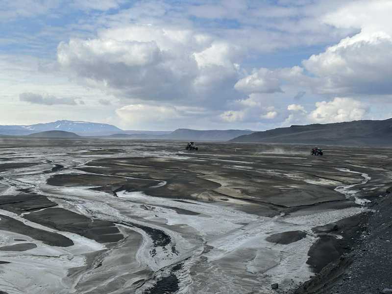 Buggy yfir grýttu landslagi